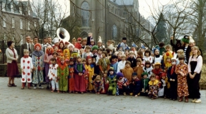 F5320 Carnavalskinderen poseren fleurig 1973